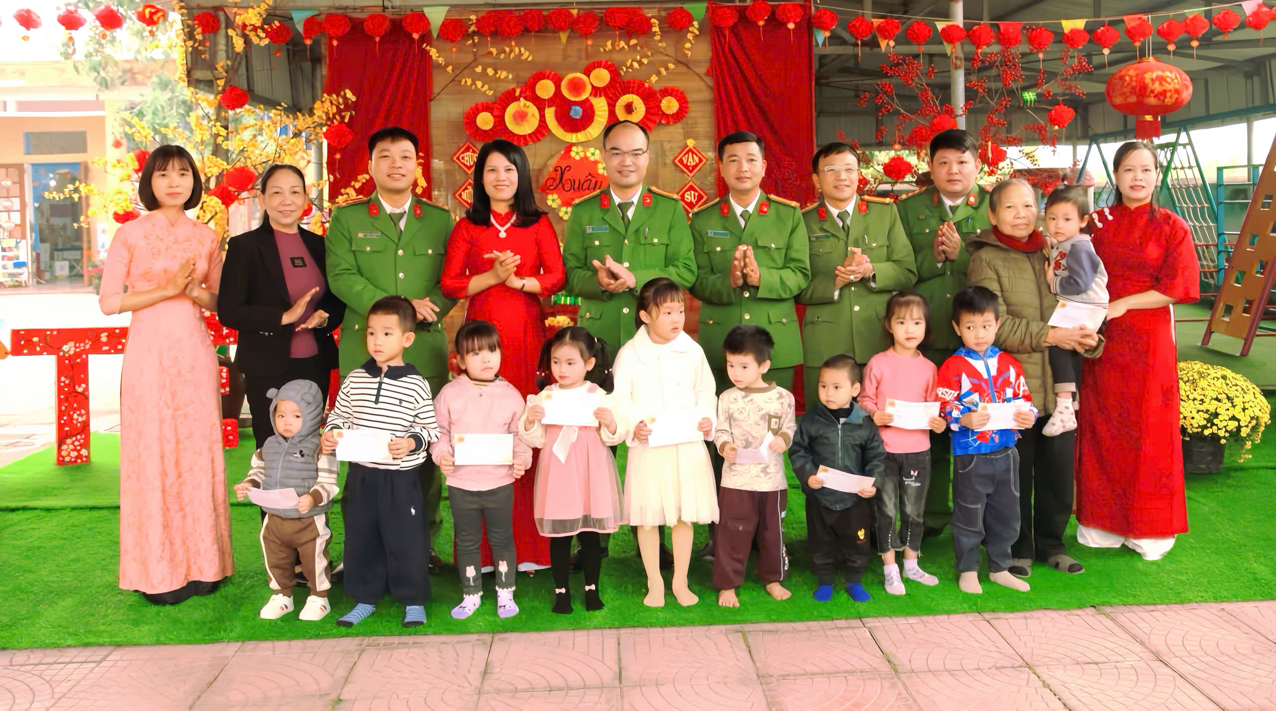 Công an xã Hà Đông tổ chức hoạt động “Xuân yêu thương”, trao quà Tết cho học sinh có hoàn cảnh khó khăn